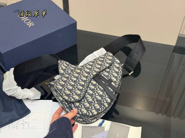 ￥ P310 迪奥 马鞍胸包..... 高级感无敌 经典老花 原版刺绣帆布 配皮肩带Cd蒙田 尺寸：27.20配礼盒