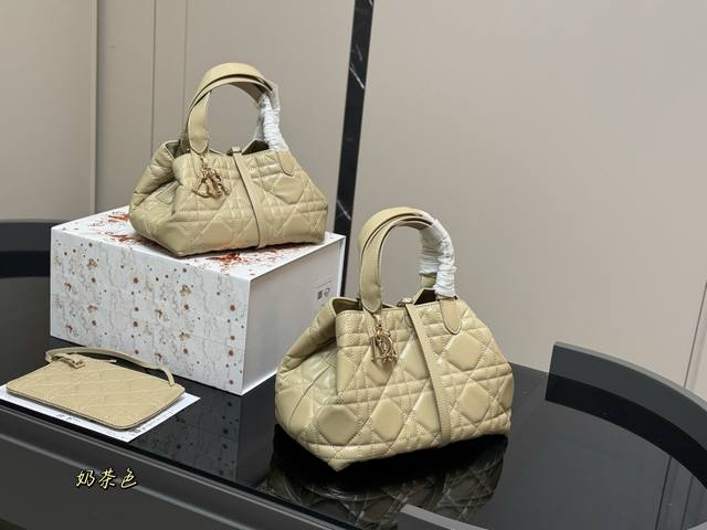 ￥ P270 ￥ P250 配盒 升级版 Size：28*20Cm 23*15Cm 迪奥 超火的Toujours 购物袋 个人觉得 包型真的很耐看！ 又休闲 又