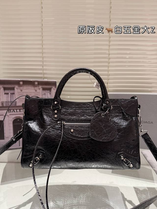 P340 P330 P320 配盒 原版油蜡皮 Size：24*14Cm 小 30*19Cm 中 37*22Cm 大 巴黎世家Le Cagole 致敬经典机车包