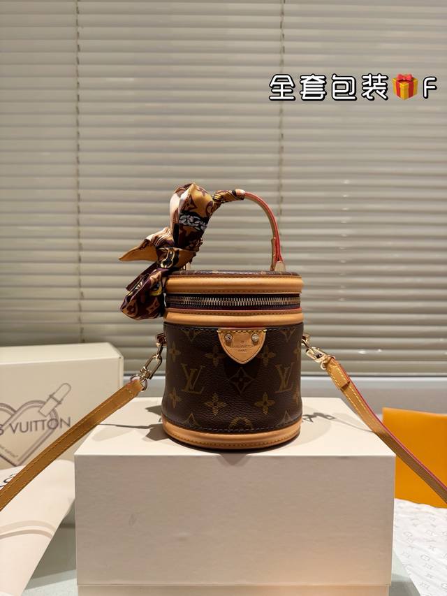 复刻版 牛皮 P240 最新款小发财桶 Lv Canne 发家致富第一-步■入个Lv发财桶使用率100%的这款Lv圆桶 怪不得总有人说它是“饭桶”品 包身硬挺耐