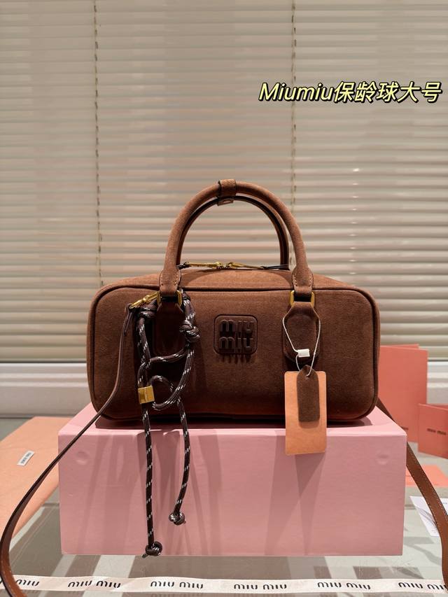 P270 配盒 Size：28Cm Miumiu 保龄球包 对版面料 皮质光滑细腻柔软， 棉质缎面衬里。 背起来都很Nice 哦 可手拎也可斜挎！ 出场就是Mi