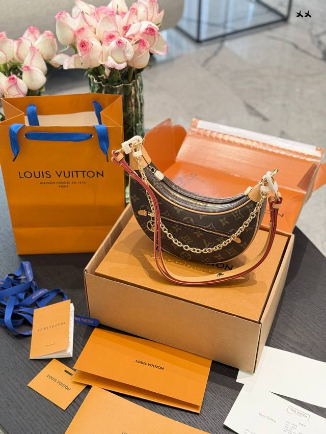 P230 Lv Loop月亮包，美少女们冲啊 J造型独特别致，月牙型包包近两年超级火爆，有根链条可以拆下来拆卸搭配，拆下来以后背相对更加简单 大气，搭配链条会显