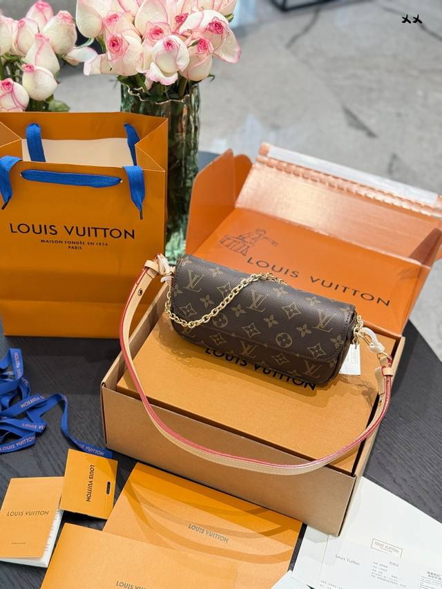 P200 Iv今年最火爆的老花小包就是Ivywoc了吧 Wallet On Chain Ivy手袋取材Monogram帆布，灵感源 自2000年代的Sac Re