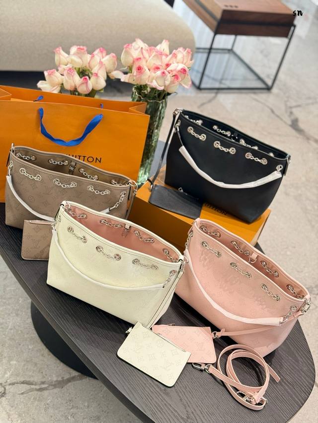 P270 Lv路易威登新款链条购物袋包 Size:28X22 Lv路易威登新款链条购物袋包 配有两条肩带，可手提可 斜挎~ 包内配零钱包包扣挂钩设计安全实用 包