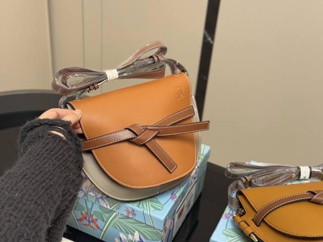 ￥ P180 配盒 Size：24*20Cm Loewe 罗意威 新肩带很美哦！ Gate Bag马鞍包斜挎包， 感觉Gate是Loewe的礼物 ！ 牛皮皮质！