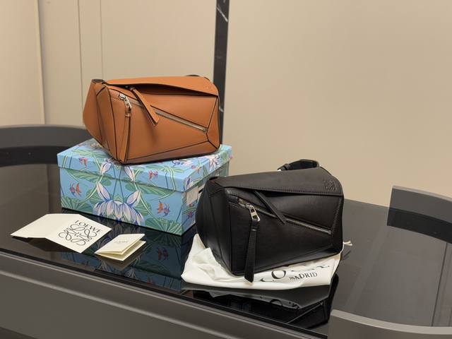 ￥ P250 配盒 罗意威Loewe几何包 胸包斜挎包 简约大气风格 更加轻盈 可轻松驾驭各种风格 是每个酷酷女孩必入款 尺寸：23Cm