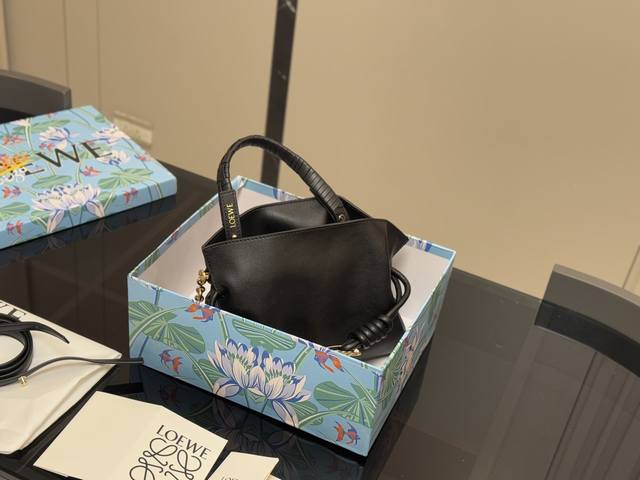 ￥ P230 配盒 罗意威 Flamenco福袋包 总能让人为之倾心。从Flamenco 元素的巧妙运 用，到精致可爱的手柄和胸针设计，每个细节都被把握得丝丝入