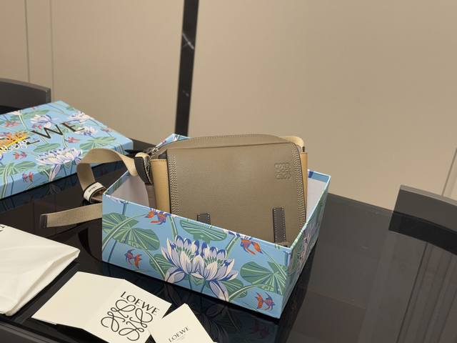 ￥ P210 配盒 Size：25*17Cm 罗意威邮差包推荐！推荐！ 牛皮刺绣肩带！ 男生、女生都可以背