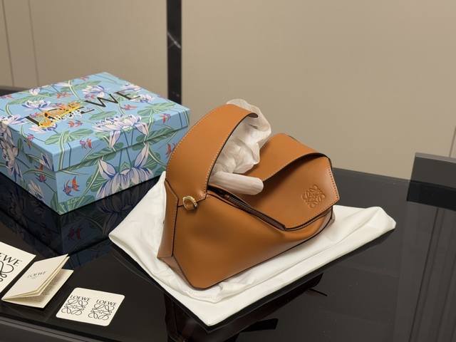 ￥ P200 配盒 罗意威 几何Uzzle Hobo腋下包 包型很修身 比起传统 更加轻盈 结合几何形状包身 可轻松驾驭各种风格 尺寸:29.12Cm