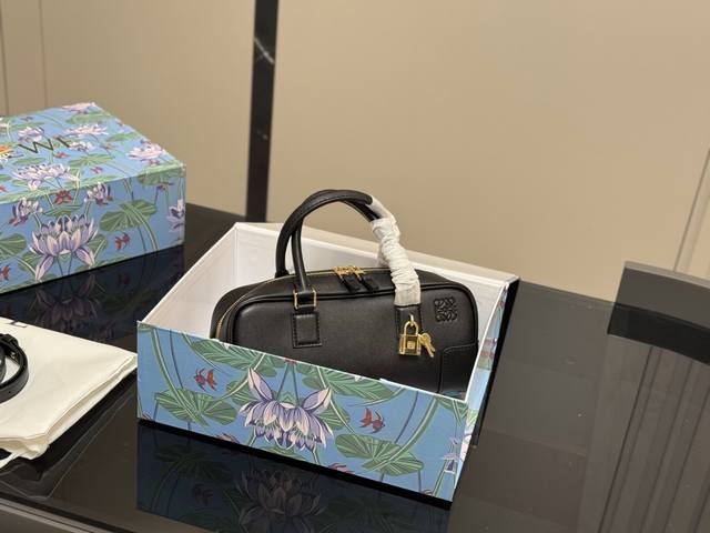 ￥ P230 配盒 Size：24*12Cm 罗意威保龄球 公文包 包包甜度刚好！ 很难不爱啊啊！ 可手拎也可斜挎 绝对不是小废包哦容量足足的~~ 出场就是小公