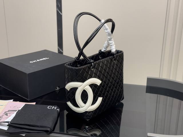 ￥ P230 配折叠盒 Size：28*23Cm 香奈儿熊猫康鹏菜篮子 经典黑白熊猫配色太好看了 高级Feel满满 不管日常通勤喝下午茶拎它出门再合适不过啦！