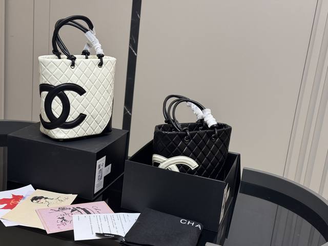 ￥ P210 配折叠盒 Size：21*24Cm 香奈儿熊猫康鹏菜篮子 经典黑白熊猫配色太好看了 高级Feel满满 不管日常通勤喝下午茶拎它出门再合适不过啦！