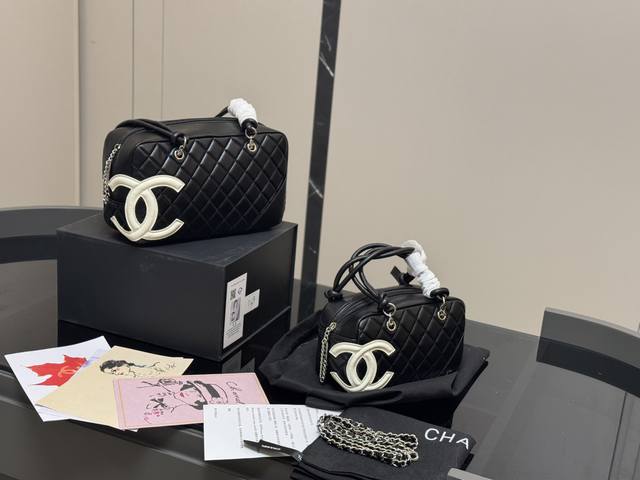 ￥ P260 ￥ P230 配折叠盒 Size：27Cm 21Cm 香奈儿 熊猫康鹏枕头包 经典黑白熊猫配色太好看了 高级Feel满满 不管日常通勤喝下午茶拎它