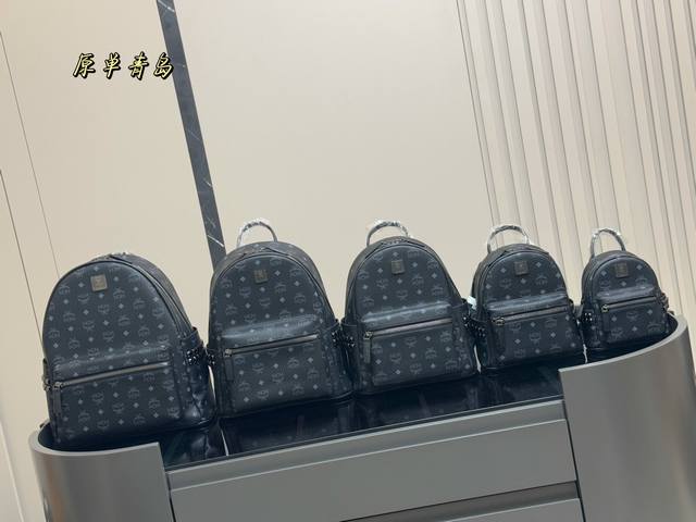 ￥ P250 ￥ P270 ￥ P290 ￥ P300 ￥ P320 Mcm经典双肩包 原单！原单！原单！ 立体而自然，配盒 以中轴为对称中心线的上线倒向对称，