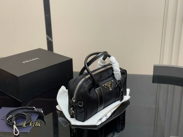 ￥ P210 配折叠盒 Size：24.14Cm 又是心动Prada托特的一天 普拉达Tote 保龄球 上身满满的高级感！ 日常通勤必备哦！