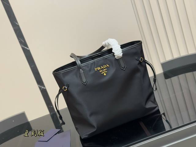 ￥ P210 配盒 Size：32.27Cm 普拉达 经典购物袋！ 够大够方便！ 作为Prada购物袋入门级手袋，它的的确确是一直实用且耐用的款， 轻便舒适又实