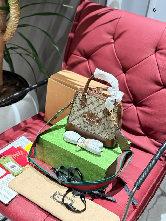 P220 双条肩带 Gucci马衔扣1955系列迷你贝壳包 Gucci马衔扣1955系列迷你贝壳包棕色 这款手提包采用圆顶造型，配有可选配的皮革肩带。精致小巧的