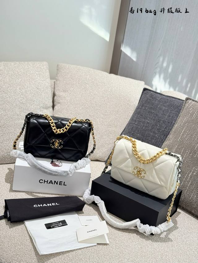 P230 最近超爱的Chanel 19 Bag小号0 这款包真的是集随性、慵懒、精致于一身，能够轻松搭配各种风格的衣服，让你在不同场合都成为焦点的一件时尚单品