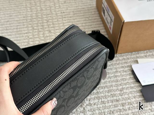 240 配盒 顶级原单版 Size：24*17Cm C家 新品黑色 男生都会喜欢的相机包！ 款式对于男生来说真的太友好了又能装又百搭 搜索蔻驰 Coach 男包