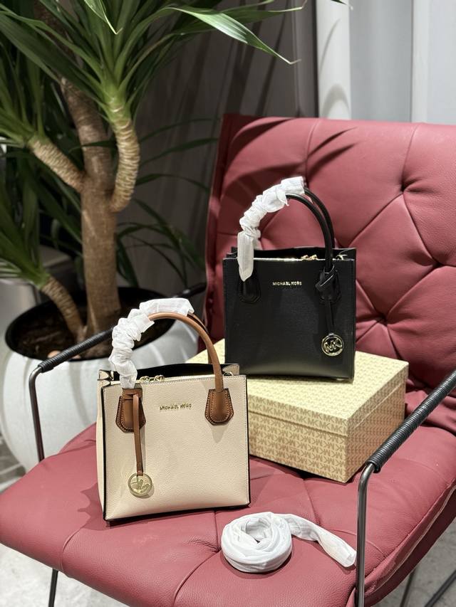 P190 Mk Mercer系列中号包包, 这款真的太经典A 黑金色百搭又高级 秋冬搭配大衣 春夏搭配洋装 怎么背都好看 特别适合通勤.上课 平常东西相对较多的