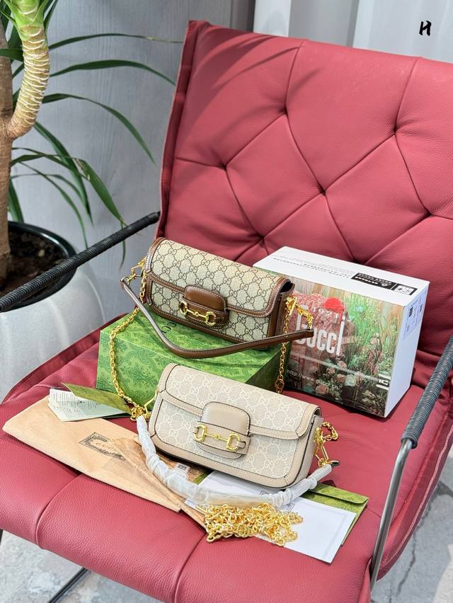 P240 Gucci 1955复古法棍包。 Gucci 1955家族又新填一位新成员在原有的经典马鞍包设计上等比例缩小定型包工艺显得更加小巧精致 配了一根超美的