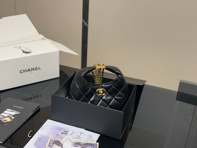 ￥ P210 配折叠盒 Size：20*18Cm 香奈儿腋下Hobo 羊皮纹材质 包身轻便又有容量 又精美又实用，性价比超高 24A推荐入手之一 太好搭啦！随手