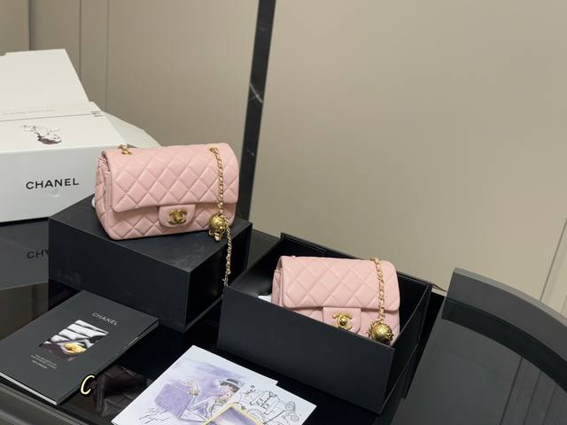 ￥ P200 配折叠盒飞机盒 Size：17.13Cm 20.12Cm 方胖子升级版出货 香奈儿金属球 手感软软糯糯