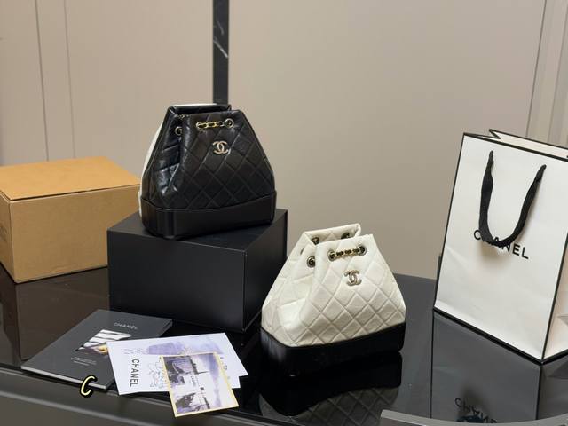 ￥ P230 配折叠盒飞机盒 香奈儿Chanel Gabrielle 流浪双肩包经典一直很喜欢流浪包 自重很轻又很能装， 任何场合都能背，适配任何风格。 很经典