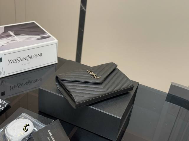 ￥ P230 配折叠盒飞机盒 Size：22.14Cm 圣罗兰 Woc信封包 牛皮看起来质感特别好！耐磨耐用！ 斜挎腋下