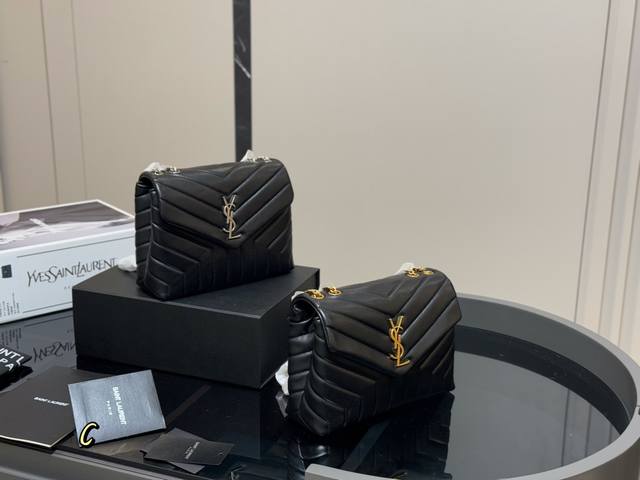 ￥ P220 配折叠盒飞机盒 Size：22Cm Ysl Loulou Puffer 圣罗兰软乎乎