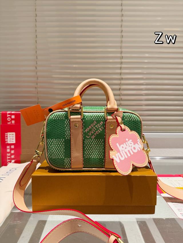 牛皮版本 P190 Lv与Tyler联名棋盘格 Nano Voyage 相机包 尺寸18 12Cm