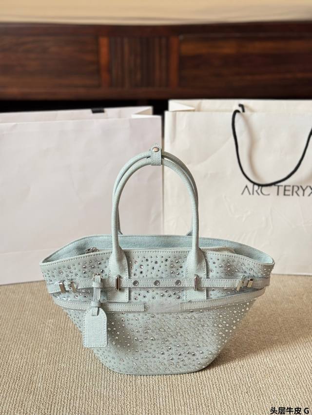 P240 Jorya 25早春托特水钻包 低调又不失奢华 包包容量 适合通勤也适合休闲 包的容量超大自重也很 超级实用还很百搭 尺寸18 20Cm