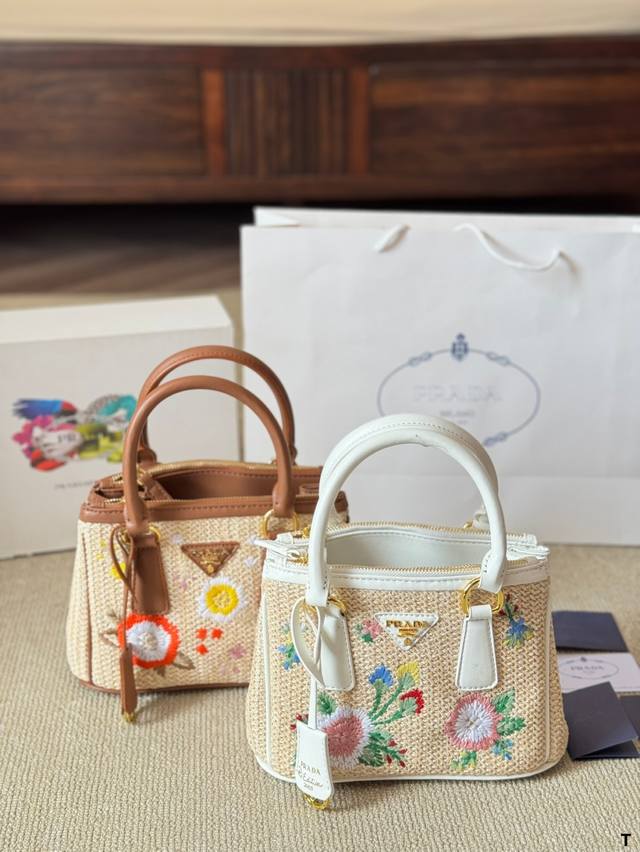 P230 Prada Galleria草编杀手包 它能火这么久，成为Prada辨识度很高的经典包款之一，跟它的美貌度和实用性分不开。低调大方的杀手包就很符合这一