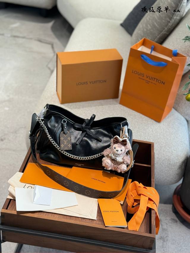 P490芯片版 Lv Carrall小号牛皮] .,暗黑学院风 暗黑机车风 今日份的酷感Cool风暴，由Lv的Carryall黑色羊皮包 包引领 让你轻松成为酷