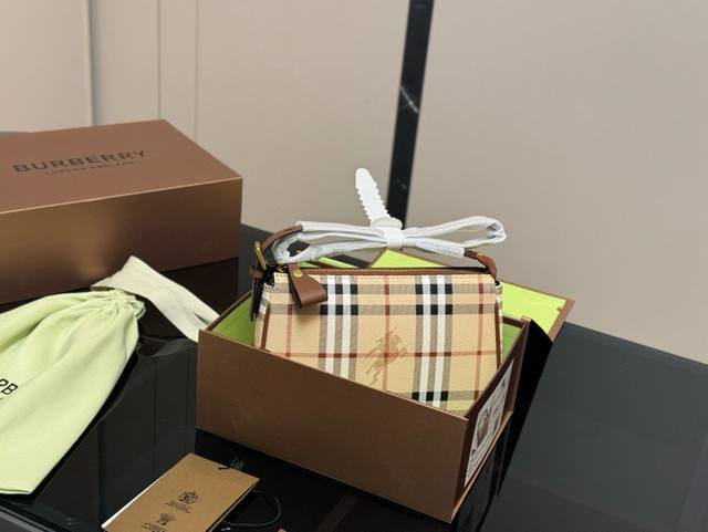 ￥ P120 配盒 Size：22.15Cm 巴宝莉复古腋下包 被时髦住了狠狠爱了 经典格纹百搭气场 轻松驾驭各种风格 经典与时髦并存