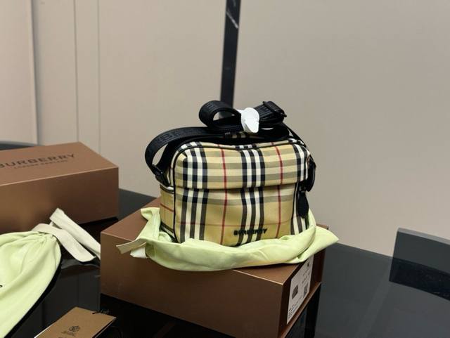 ￥ P190 配盒 Size：21*17Cm 巴宝莉新款相机包 最新面料格纹！ 日常潮流穿搭， 时尚穿搭，完全没问题哦 颜值担当男女都可！