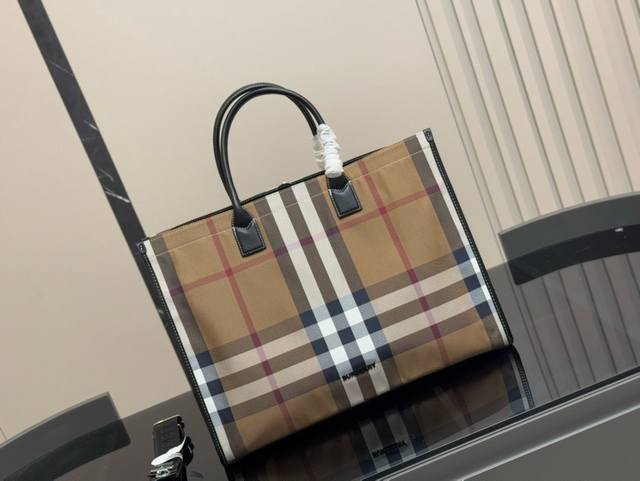 ￥ P220 巴宝莉购物袋 帆布面料 大容量 满足日常 特别适合宝妈 超级能装 尺寸: 45.34Cm