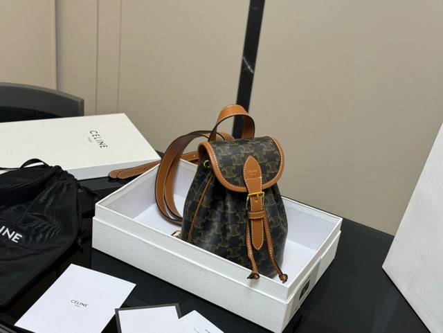 ￥ P210 配盒 Size：18.20Cm 赛琳 双肩包配牛皮 新品迷你来咯～ 高颜值皮扣设计太给力了