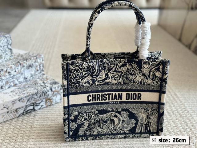 185 205 礼盒 Size：26*21Cm 36*28 Cm 41*35Cm D家 Tote购物袋 Cdbooktote23最新购物袋 立体刺绣 非普通货