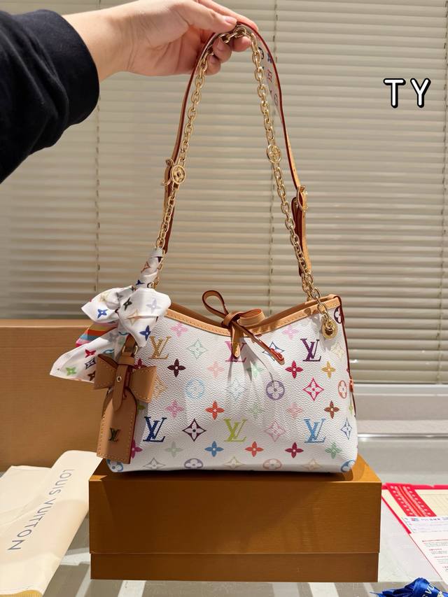 牛皮版本 全钢 配丝巾 P270 新的Carryall Bb 鲶鱼须子和大金链子宝宝们形容的太贴切了 Lv配金链子真的好看 小小咩觉得新版Carryall变可爱