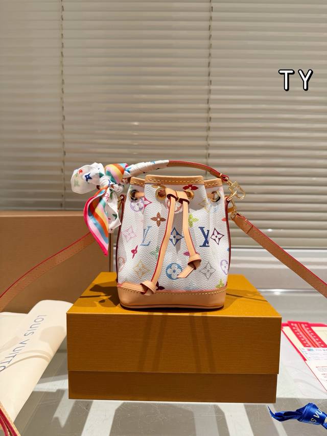 牛皮版本 全钢 配丝巾 P200 2025 Lv村上隆白三彩 手提 代购级 Lv Mini小水桶包！不得不买的好货！老花Nano系列最夯超迷你水桶包！这只几乎