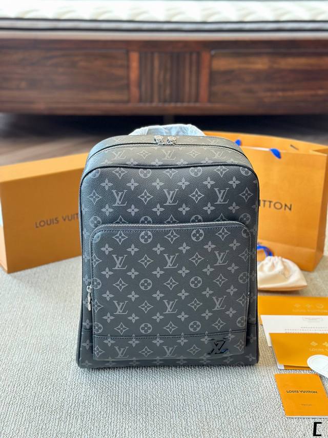 P220 Lv男士Discovery老花双肩包 最近撸的Iv男士Discovery老花双肩包，货号是M43186。 A容量很大，放的下小笔记本。 男女通用，感觉