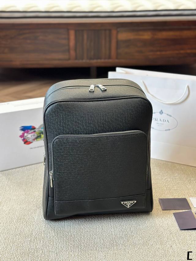 P220 Prada洋气单品 双肩包 这个系列将是Prada接下来一整季的主打款式。Prada 手袋的曲线型设计分外醒目，当手包很优雅，时尚百搭！尺寸 29 3