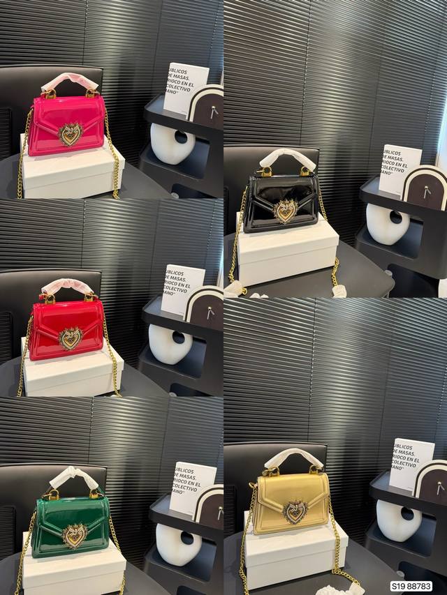 P180 配盒子Dg重工包，很漂亮的包这是最喜欢的包包，感觉真的是谁背谁漂亮，好喜欢，背着回头率好高，哈哈，感觉超级百搭的包包尺寸19 14货号 88783