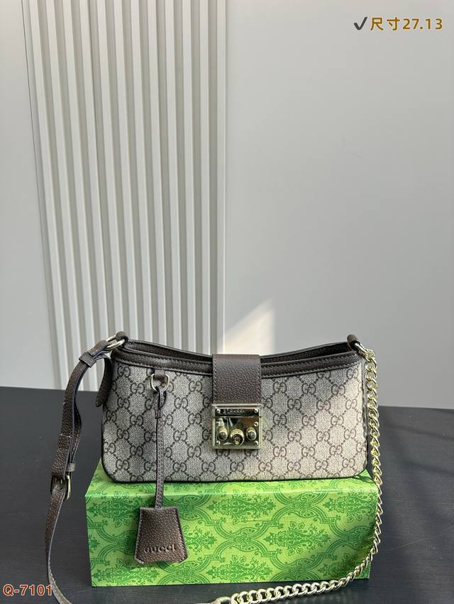 P140 配折叠盒 酷奇Guccipadlock 系列小号肩背包这款小号肩背包以品牌手工行李箱工作室起源 为灵 感来源,采用黑色和乌木色 Gg Supreme帆 P140 配折叠盒 酷奇Guccipadlock 系列小号肩背包这款小号肩背包以品牌手工行李箱工作室起源 为灵 感来源,采用黑色和乌木色 Gg Supreme帆