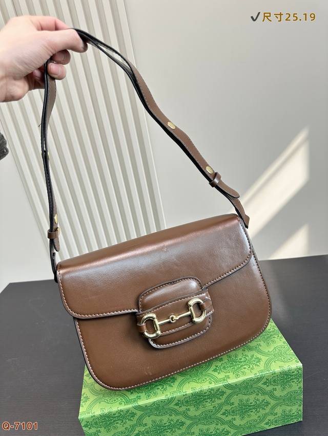 P150 配折叠盒 Gucci 酷奇1955马鞍包 时髦精必备 大小适中 容量感人 休闲正装皆可轻松驾驭 尺寸25.19