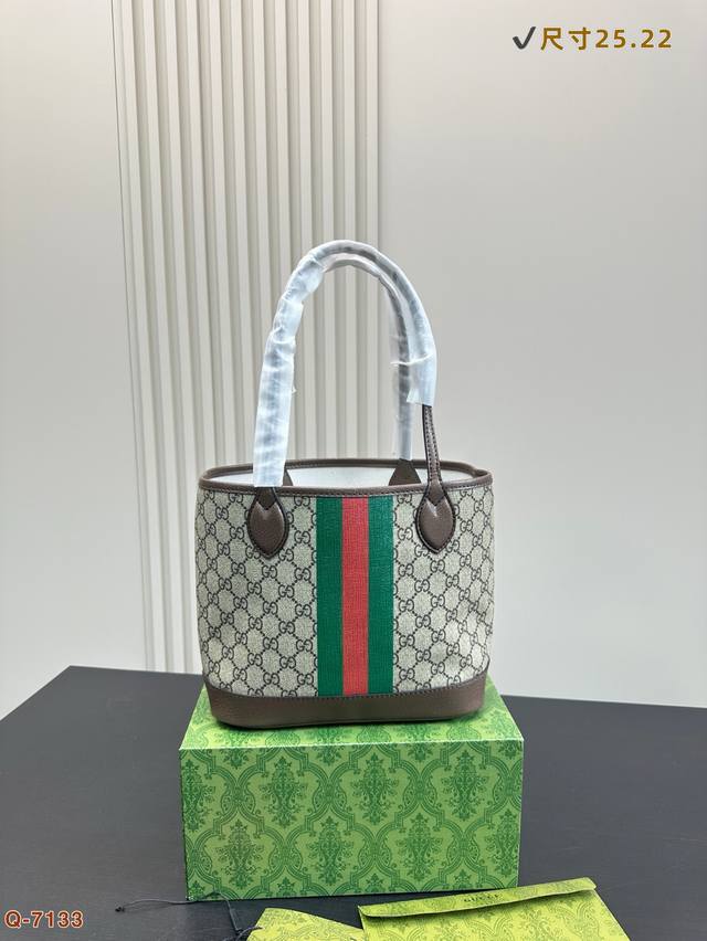 P200配折叠盒 酷奇Gucci小号菜篮子 乌木色菜篮子经典的印花材质超级防刮 而且容量很可观 重量轻百变背法 怎么背都可以百搭尺寸25.22
