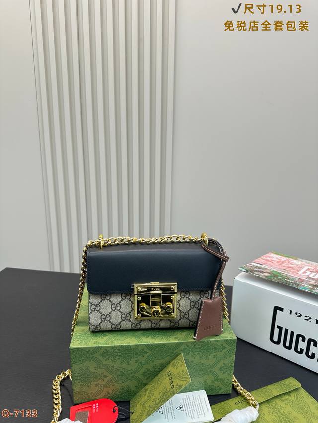 P210免税店全套包装 酷奇Gucci月光宝盒轻松演绎复古时髦 老钱风 包型挺阔，简约而不简单不需要过多的装饰，日常搭配西装和T恤，就能将高级感体现的淋漓尽致！