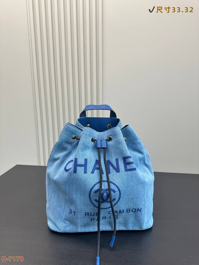 P210 香奈儿丹宁抽绳小水桶双肩包 Chanel抽绳双肩包无疑是夏天出行必备包包之一。 牛仔丹宁的材质随性又耐造，随意搭配时尚感十足，包身自带做旧感，包口抽绳