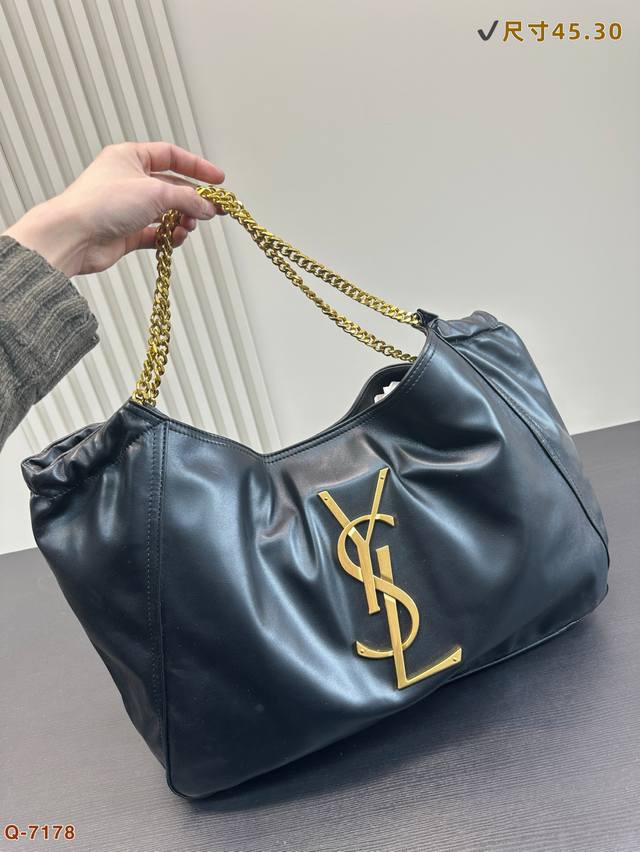 P250 圣罗兰纯皮托特包慵懒随性搭配 利落呈现时髦酷感具有时尚和标志性 时髦精必备神器！出街回头率爆表尺寸：45.30